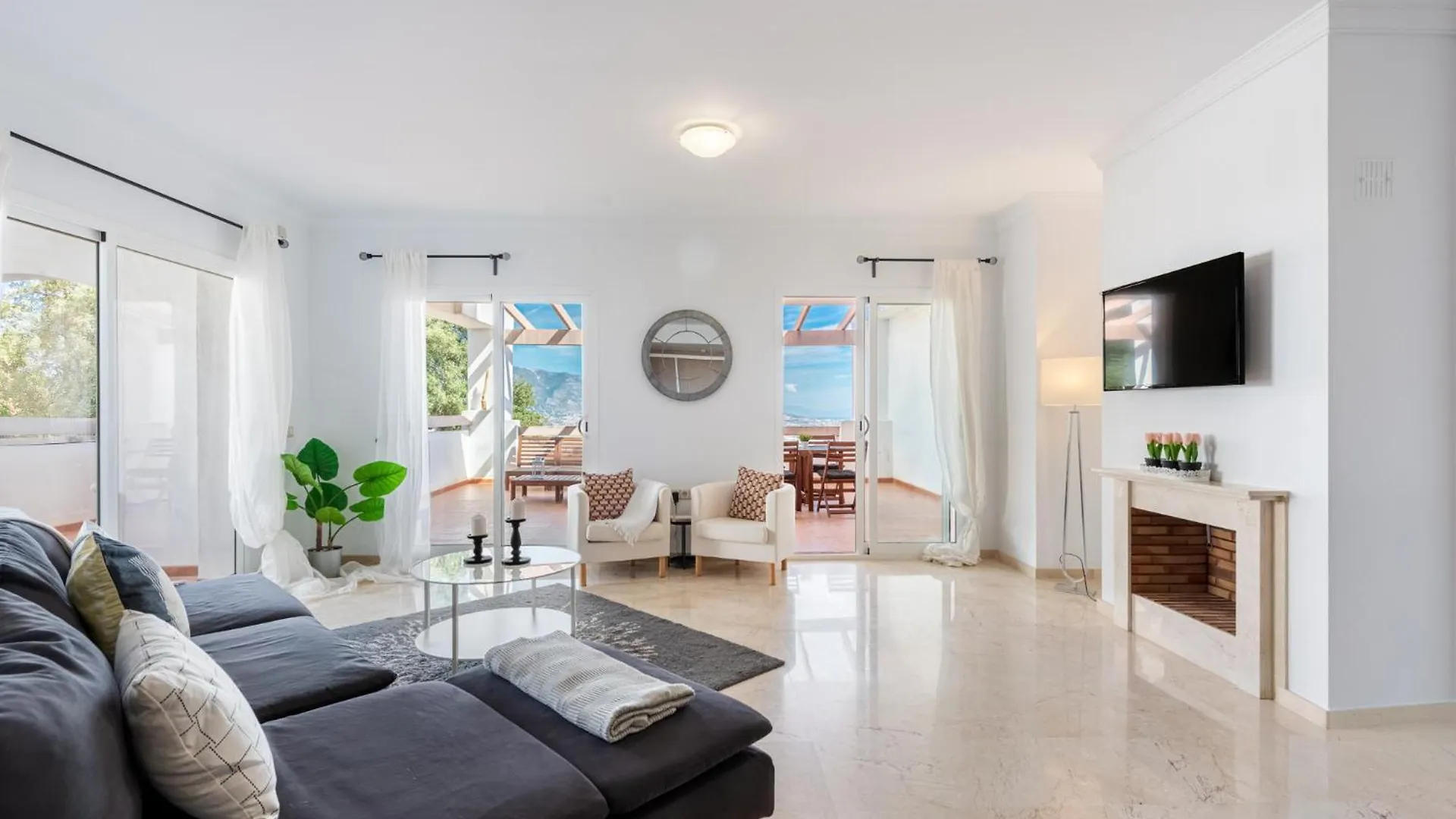3 Bedroom Huge Terrace Pool & Views La Mairena