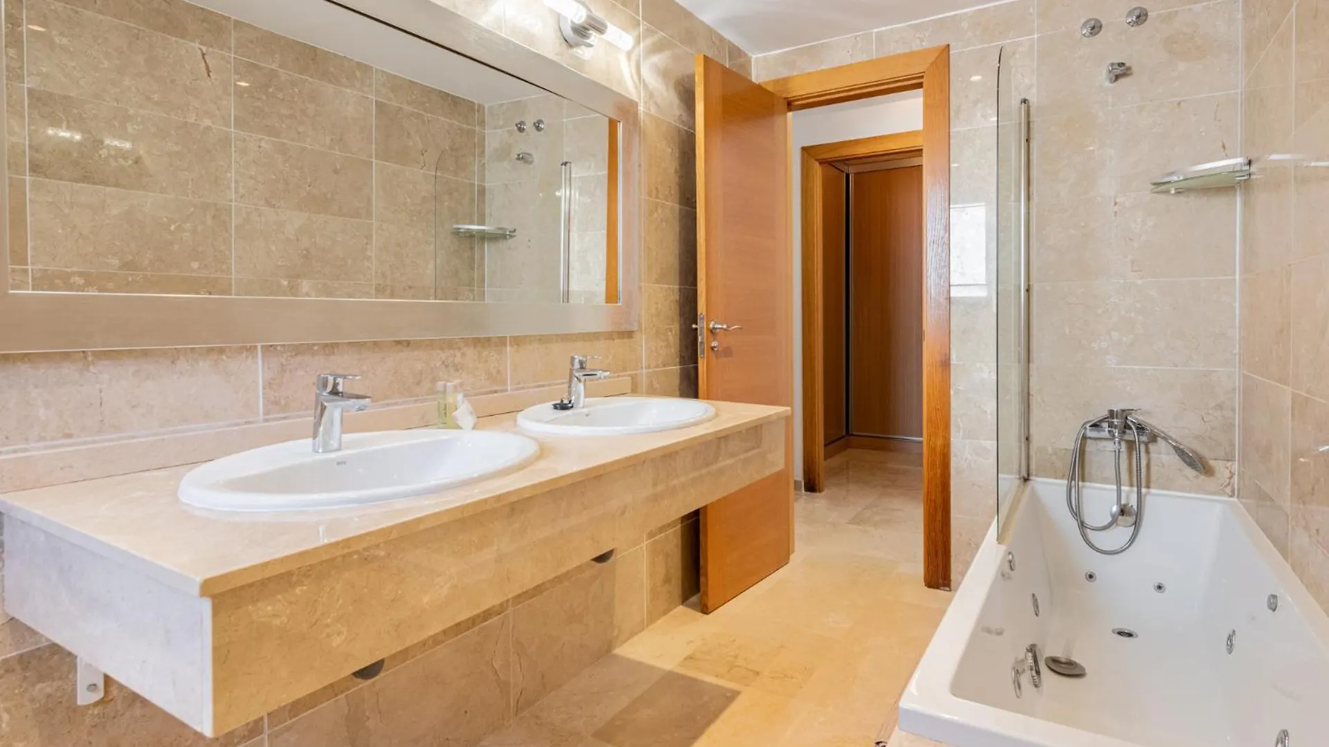 3 Bedroom Huge Terrace Pool & Views La Mairena Apartment